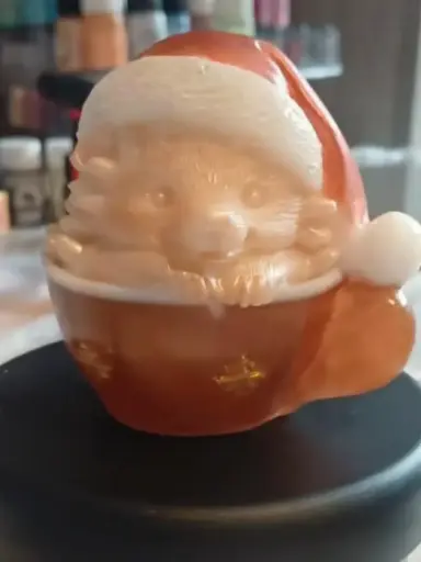 Petit hérisson de Noël dans sa tasse